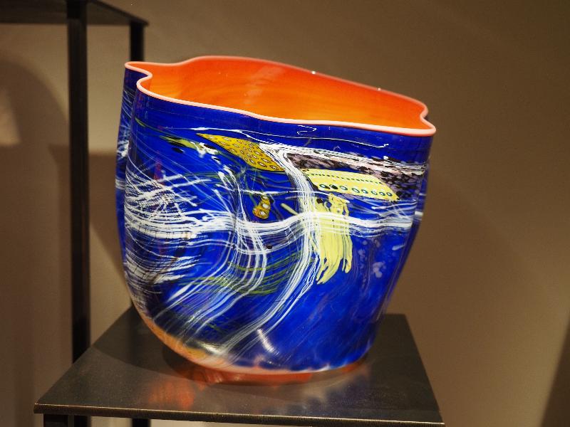 London, England: Kew Gardens: Orange Soft Cylinder with Petal Pink Lip Wrap (1989, Dale Chihuly)