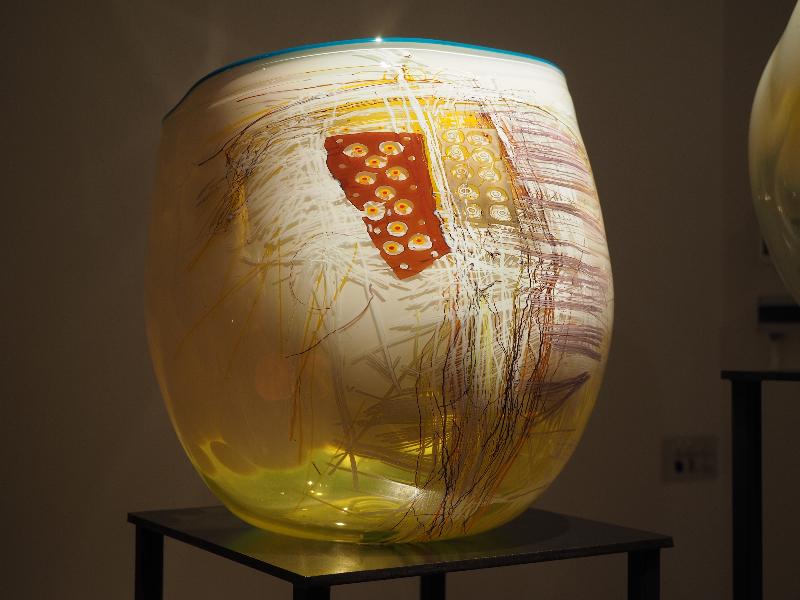London, England: Kew Gardens: Cassel Yellow White Soft Cylinder with Turquoise Lip Wrap (2012, Dale Chihuly)