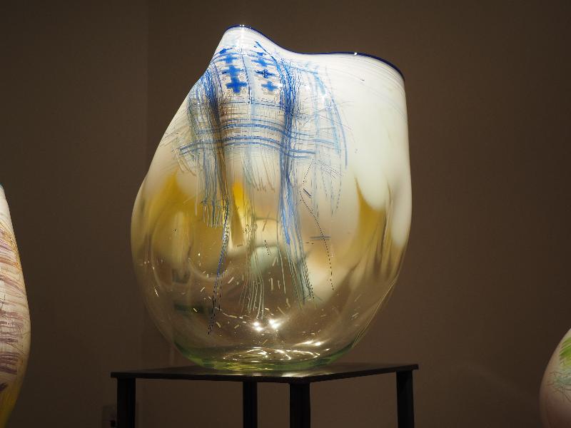 London, England: Kew Gardens: Maize White Soft Cylinder with Cobalt Lip Wrap (2012, Dale Chihuly)