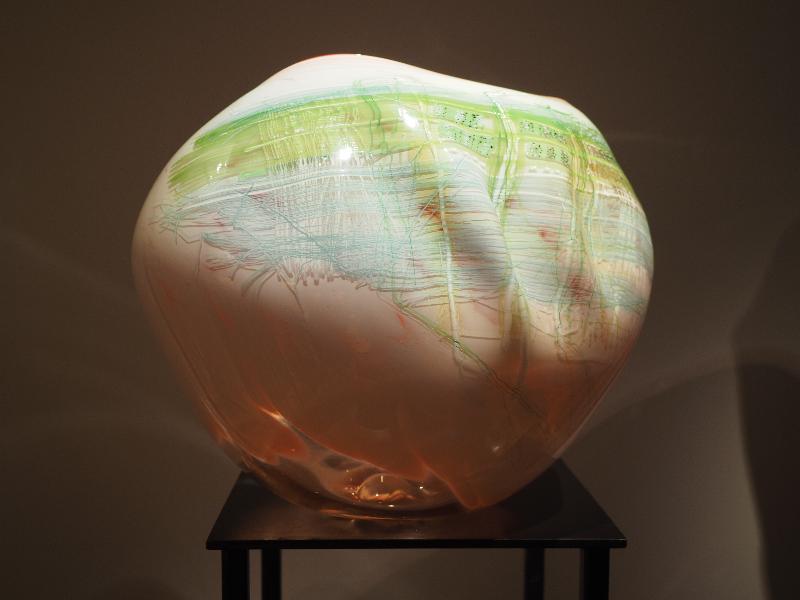 London, England: Kew Gardens: Pomegranate White Soft Cylinder with Red Lip Wrap (2012, Dale Chihuly)