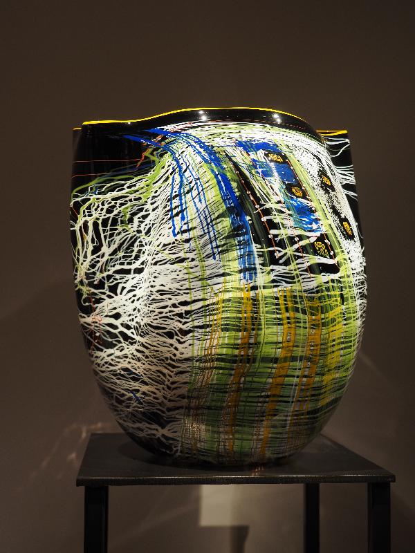 London, England: Kew Gardens: Black Cobalt Soft Cylinder with Goldenrod Lip Wrap (2006, Dale Chihuly)