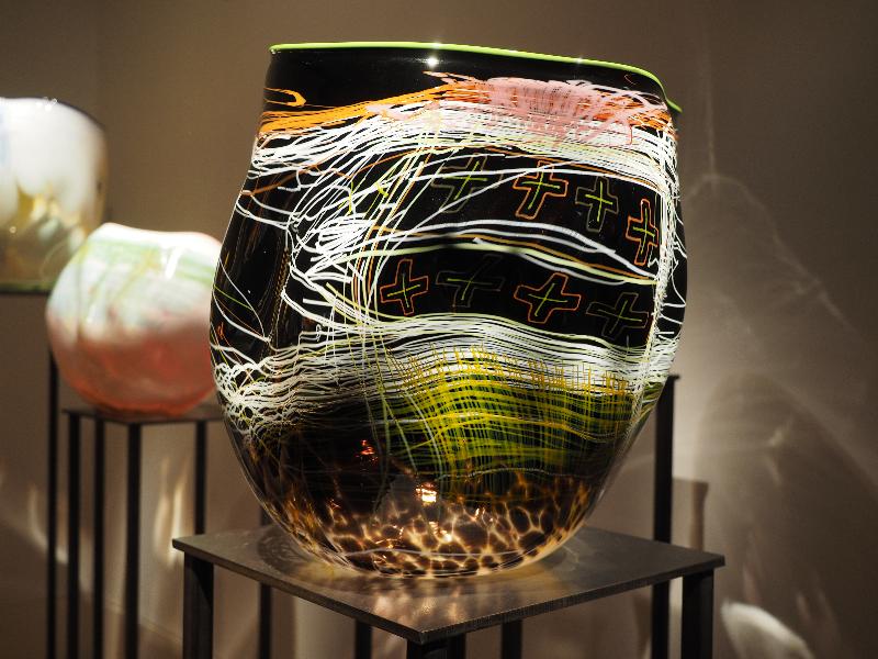 London, England: Kew Gardens: Black Orange Soft Cylinder with Lime Lip Wrap (2006, Dale Chihuly)