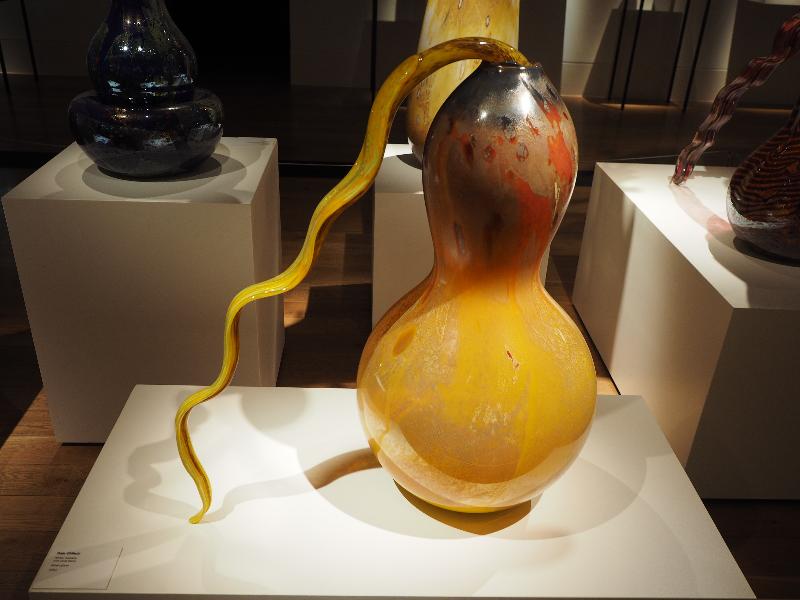 London, England: Kew Gardens: Amber Ikebana with Gold Stem (1992, Dale Chihuly)