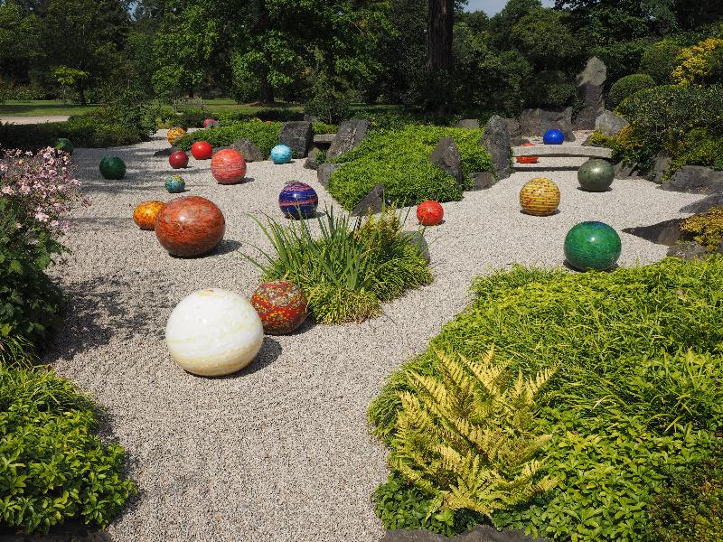 London, England: Kew Gardens: Niijima Floats (1992-2018, Dale Chihuly)