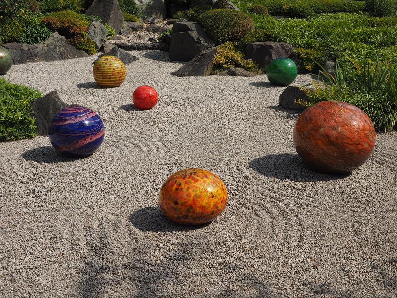 London, England: Kew Gardens: Niijima Floats (1992-2018, Dale Chihuly)