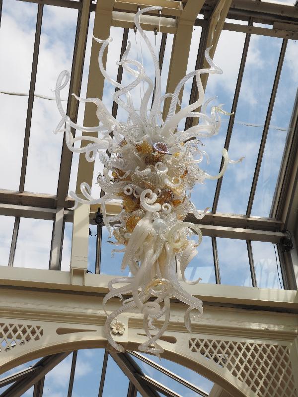 London, England: Kew Gardens: Opal and Gold Chandelier (2010, Dale Chihuly)