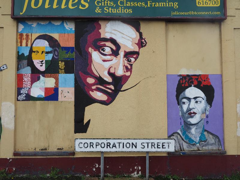 Newcastle-under-Lyme, England: Corporation Street: Mona Lisa, Salvador Dali and Frida Kahlo