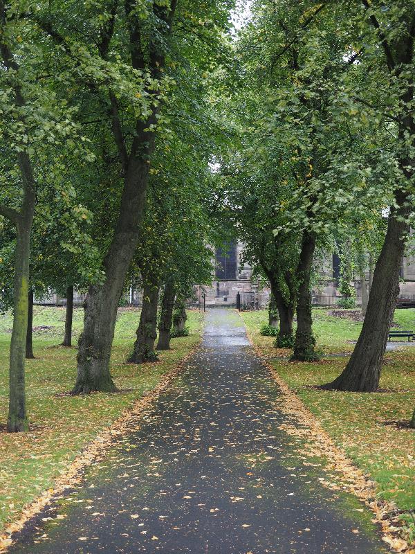 Newcastle-under-Lyme, England: Ryecroft: path leading up to St George's Church