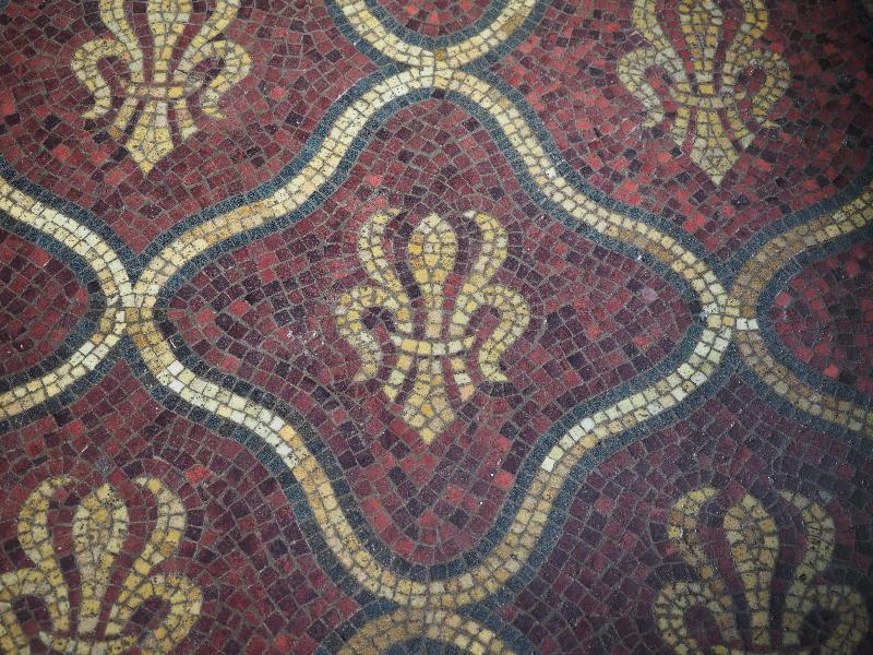 Market Bosworth, England: St Peter's Church: chancel tiled floor