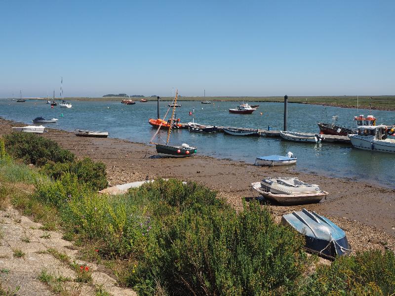 Wells-next-the-Sea, England: Beach Road: boats in inlet at high tide
