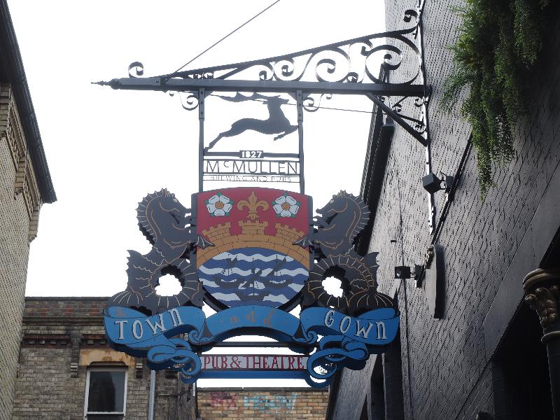 Cambridge, England: Town and Gown Pub & Theatre: sign