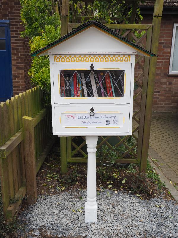 Cambridge, England: Roseford Road: Little Free Library
