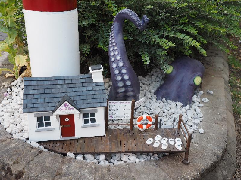 Cambridge, England: Sedgwick Street: lighthouse, detail (2021, Dinky Doors)