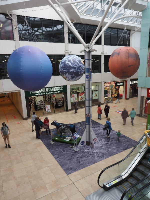 Cambridge, England: Lion Yard: Neptune, Earth and Mars balloons