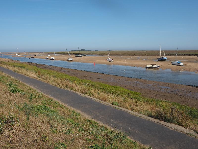 Wells-next-the-Sea, England: Beach Road: boats at low tide
