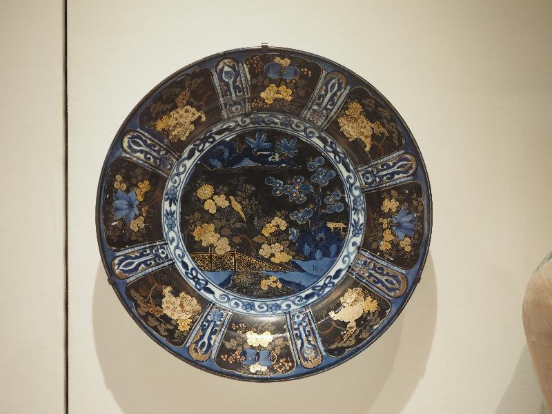 London, England: British Museum: large dish with applied lacquer decoration (1690-1710s, Arita kilns, Japan)