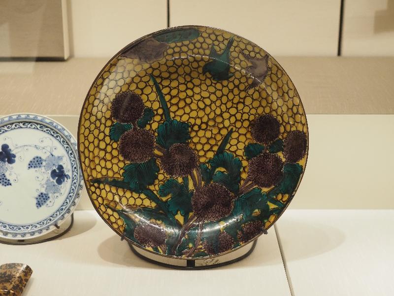 London, England: British Museum: dish with birds and chrysanthemums (1650-1660, Aode Kokutani style, Yanbeta kiln, Hizen ware, Arita, Japan)