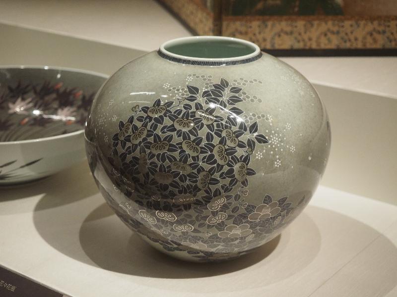 London, England: British Museum: vase with flowers of the four seasons (2016, Imaizumi Imaemon XIV)