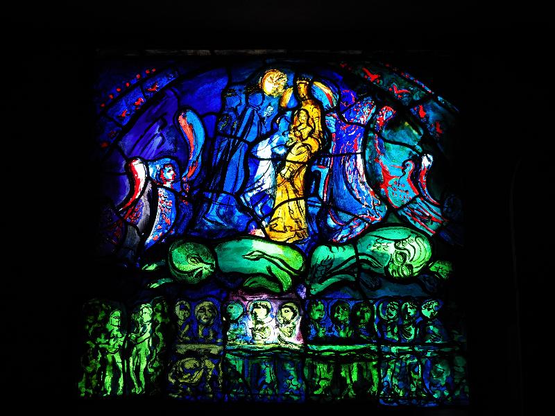 Cambridge, England: Robinson College: chapel small window (c1980, designed by John Piper, made by Patrick Reyntiens)