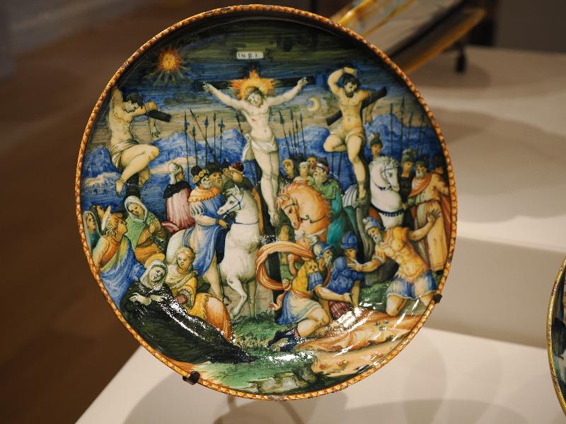 London, England: Courtauld Gallery: footed bowl with the Crucifixion (1560-1570, Urbino, Italy, probably Workshop of Orazio Fontana or Antonio Patanazzi)
