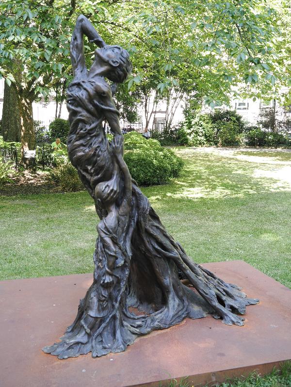 London, England: St James's Square: Mother and Child (2017, Rebecca Hawkins)