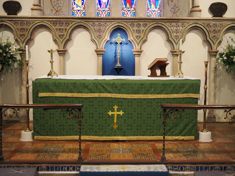 Castle Combe, England: St Andrew's Church: altar