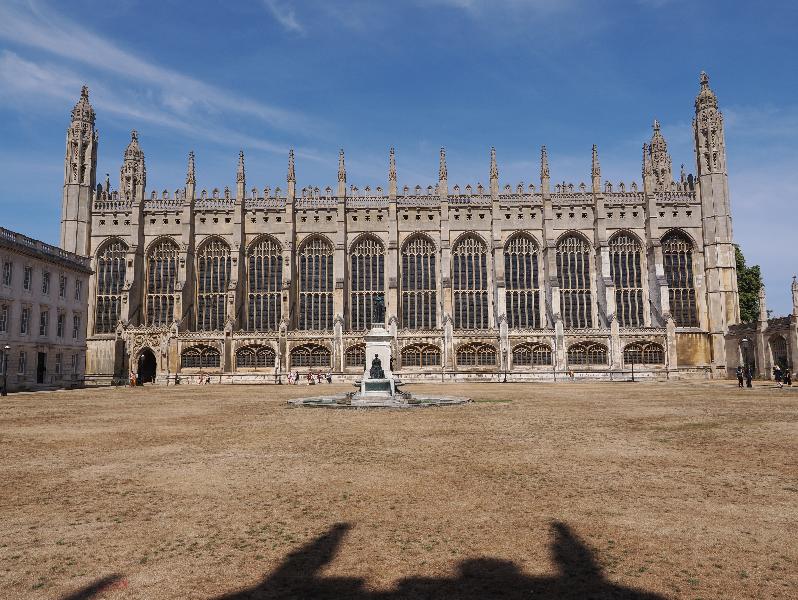 Cambridge, England: King's College: Frotn Court and chapel, dry lawn