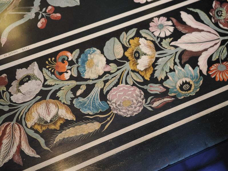 Amsterdam, Netherlands: Rijksmuseum: Table top with a coat of arms (1685, Giovanni Leoni), detail