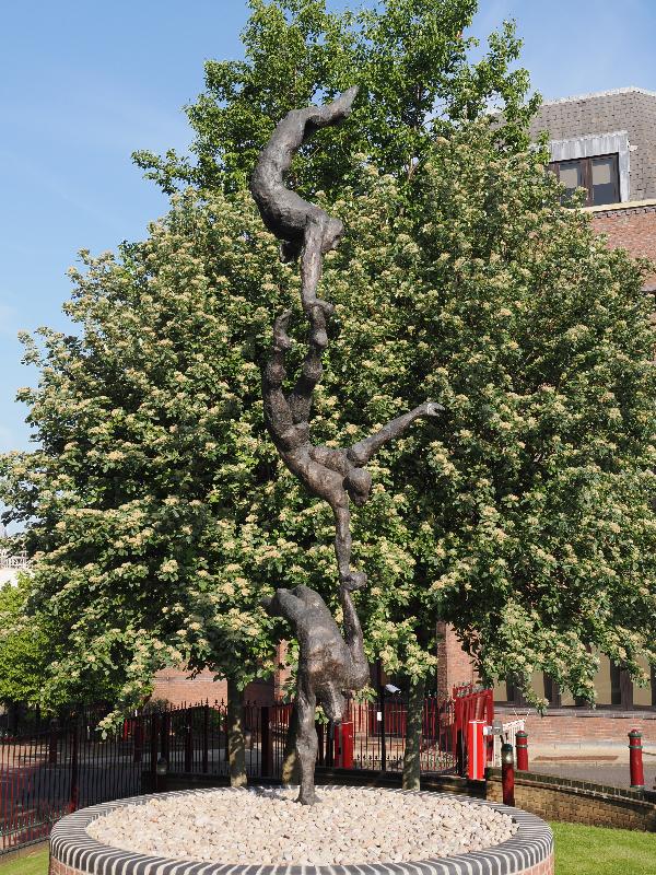 Cambridge, England: Academy House: acrobats
