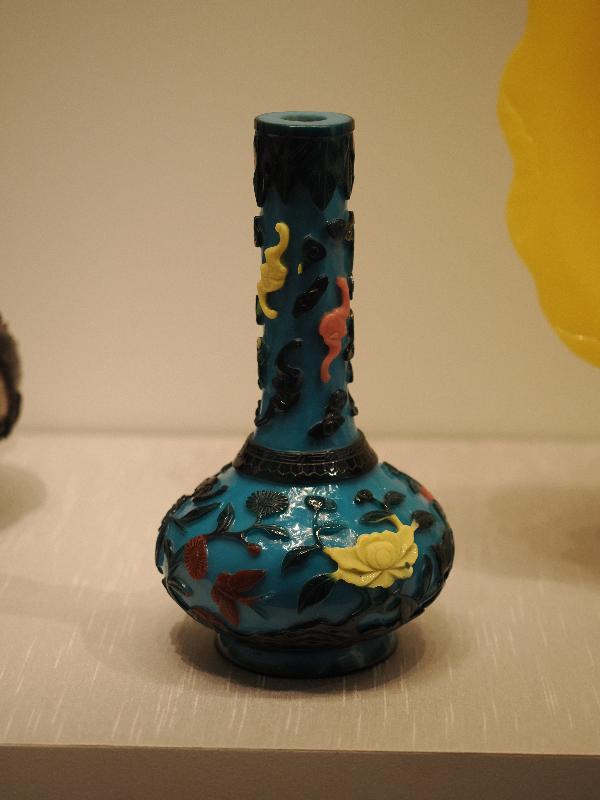 London, England: British Museum: blue vase (carved cameo glass, 1800-1900, China)