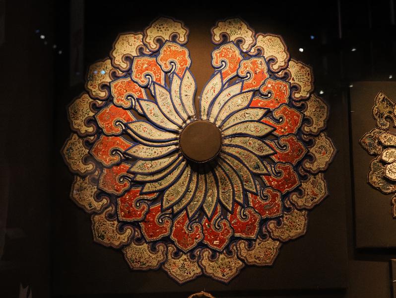 London, England: British Museum: detachable collar (silk and embroidery, 1800-1900, China)
