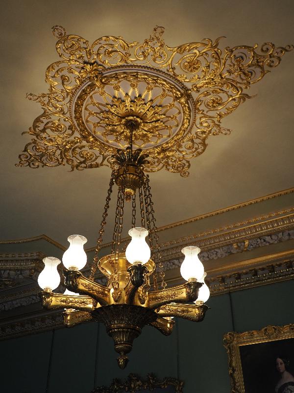 Wimpole, England: Wimpole Hall: grand dining room, chandelier
