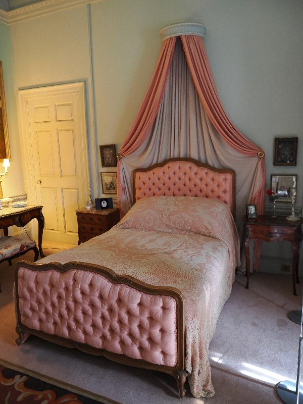Wimpole, England: Wimpole Hall: Mrs Bambridge's bedroom, bed