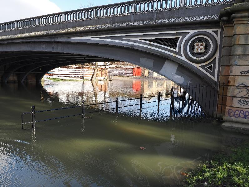 Cambridge, England: Cam: path blocked by water underneath Victoria Avenue Bridge