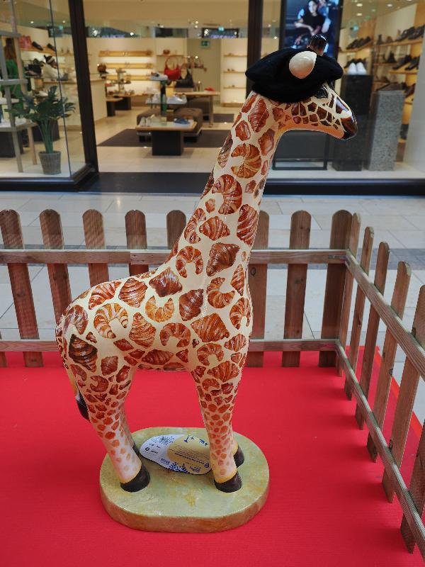 Cambridge, England: Grand Arcade: Gaston the French Giraffe (Alliance Francaise, Cambridge, and Abbey College, Cambridge)