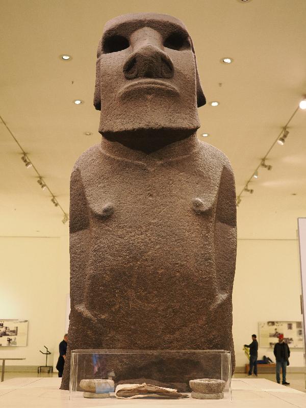 London, England: British Museum: Basalt sculpture known as Hoa Hakananai'a (about AD 1000-1200 , Rapa Nui / Easter Island, Chile)