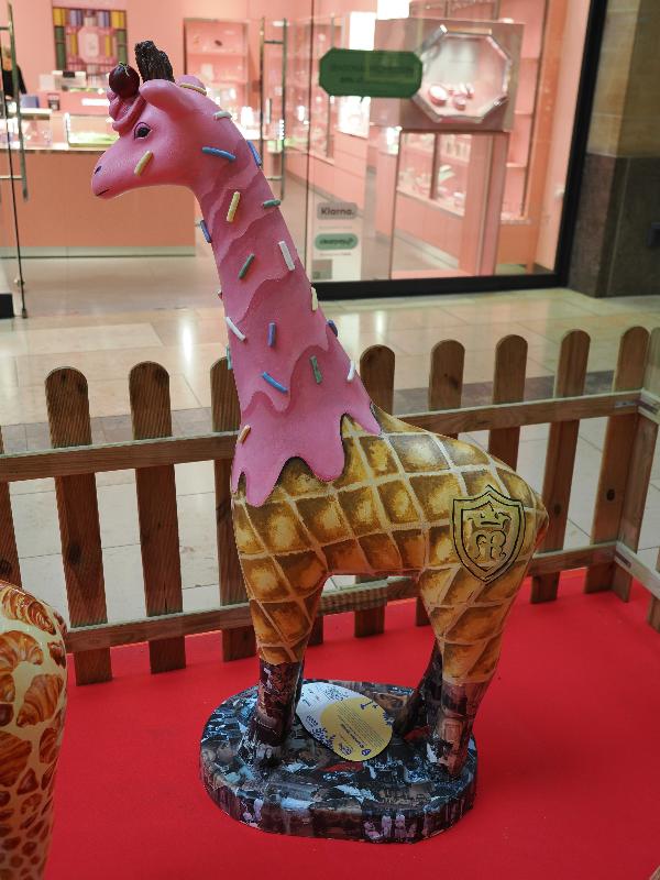 Cambridge, England: Grand Arcade: Giraffulous Miraffe (St Mary's School, Cambridge)