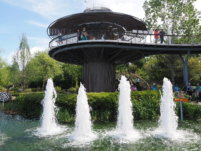 Dallas, Texas (TX): Dallas Arboretum & Botanical Gardens: water display