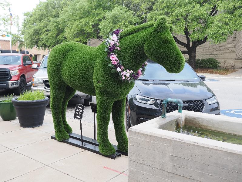 Kaufman, Texas (TX): S. Washington Street: horse sculpture