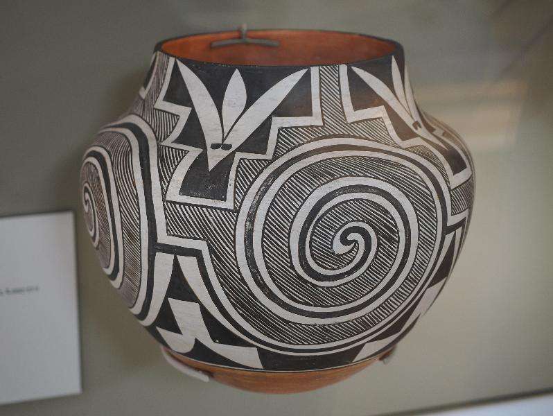 Flagstaff, Arizona (AZ): Museum of Northern Arizona: Duni ts'itsi uh sti shi (jar), Rain (waistani) design (1940s, Tularosa-style design)