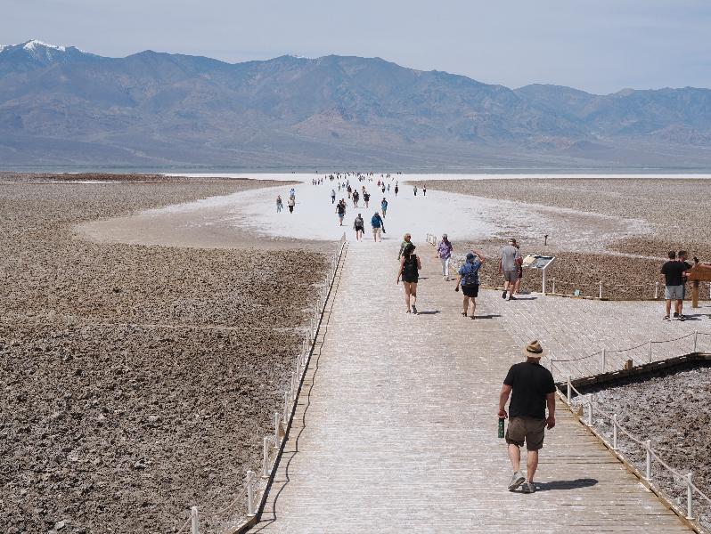 Death Valley National Park, California (CA): Badwater Basin: crowds walking down to the water