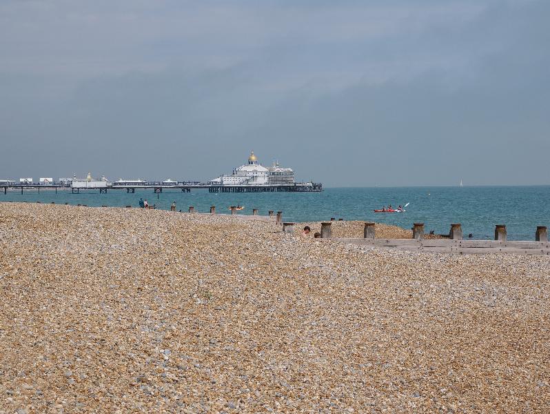 Eastbourne, England: Eastbourne Promenade: view towards Eastbourne Pier