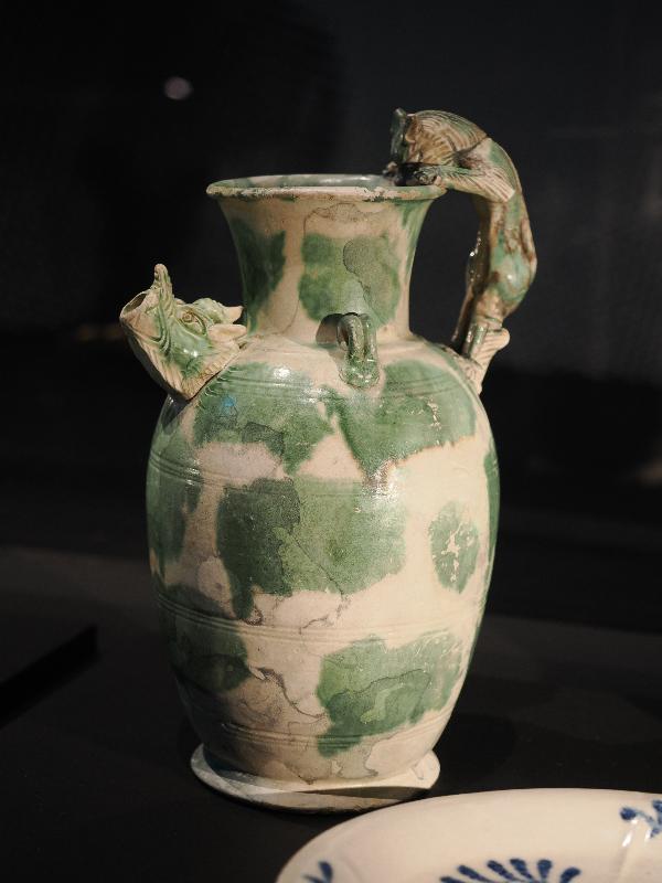 London, England: British Museum: green-splashed ewer (AD 830s, Gongxian kilns, Henan province, China, from Belitung shipwreck)