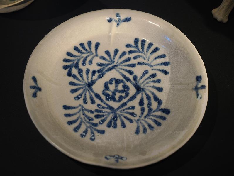 London, England: British Museum: blue-and-white plate (AD 830s, Gongxian kilns, Henan province, China, from Belitung shipwreck)