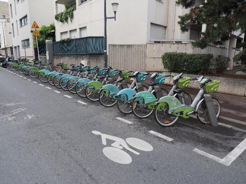 Issy-les-Moulineaux, France: Rue Kleber: rental bicycles