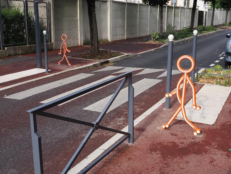 Issy-les-Moulineaux, France: Rue de l'Abbe Derry: crosswalk children