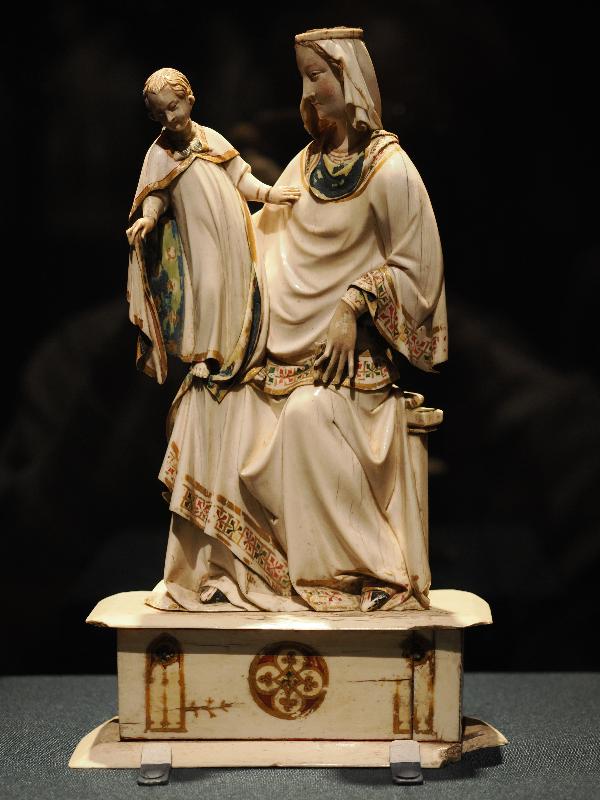 London, England: National Gallery: The Virgin and Child (1290-1300, Paris)