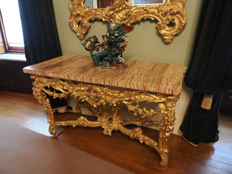 Ickworth, England: Ickworth House, Dining Room: gilded table with foo dog on top