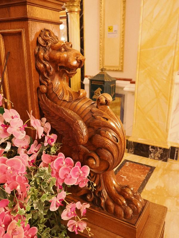 Stresa, Italy: Regina Palace Hotel: lion decoration at foot of staircase