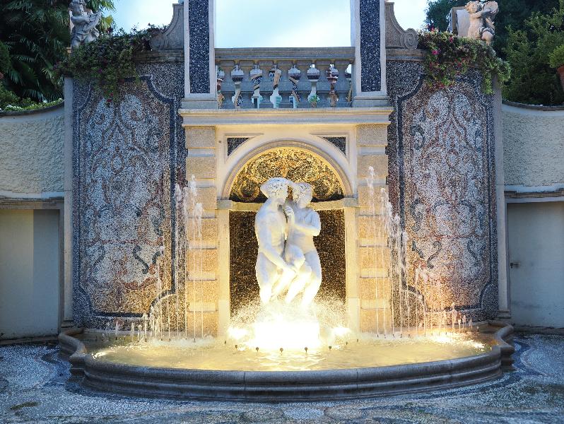 Stresa, Italy: Grand Hotel Des Iles Borromees: fountain with two figures